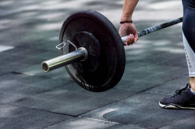 crossfit kadın ağır bir halter ile onu halter egzersiz için hazırlanıyor