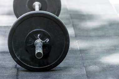 Bir spor salonu stüdyo copyspace vücut geliştirme halter fitness güç gücü dayanıklılık çeviklik egzersiz iç mekan crossfit kutusu stüdyo sportif yaşam tarzı egzersiz katta Ağır barbell