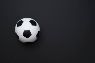 siyah arka planda futbol topu veya futbol