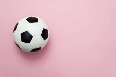 pembe arka planda futbol topu veya futbol