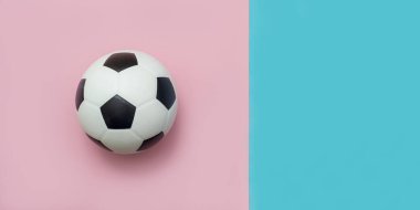 futbol topu veya futbol pembe ve mavi arka plan üzerinde