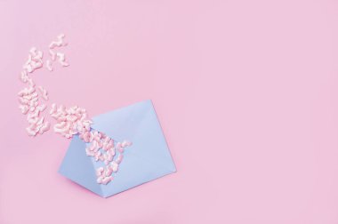 Zarf ile küçük pembe kalpler, kopya alanı ile pembe arka plan üzerinde
