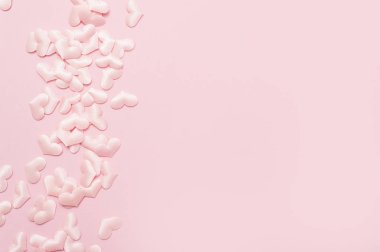 Pembe arka planda uçan kalp şeklinde elementler. Mutlu Kadınlar için aşk sembolleri, Anneler, Sevgililer Günü