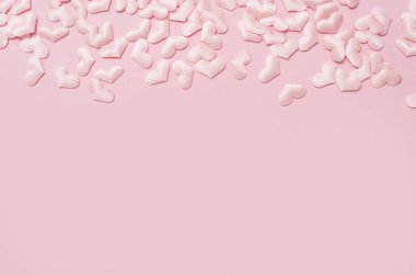 Pembe arka planda uçan kalp şeklinde elementler. Mutlu Kadınlar için aşk sembolleri, Anneler, Sevgililer Günü
