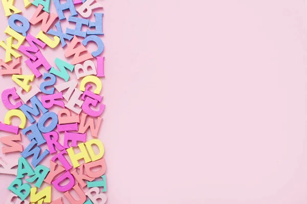 Viele Bunte Holzbuchstaben Auf Rosa Hintergrund Spielzeugbriefe Englisches Alphabet Blick — Stockfoto