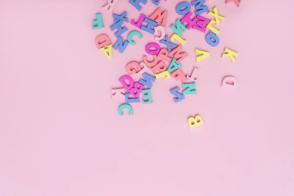 Rózsaszínű Háttéren Sok Többszínű Betű Játék Betűk Angol Ábécé Kilátás — Stock Fotó
