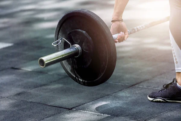 crossfit kadın ağır bir halter ile onu halter egzersiz için hazırlanıyor