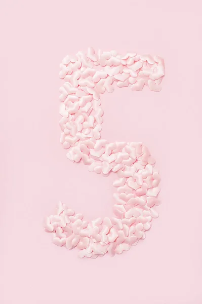 Nummer Vijf Verzameld Uit Decoratieve Roze Harten Geïsoleerd Roze Achtergrond — Stockfoto