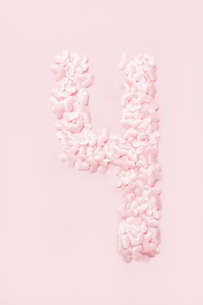 Nummer Fyra Som Samlats Från Dekorativa Rosa Hjärtan Isolerad Rosa — Stockfoto