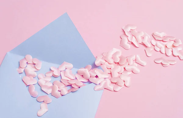 Kleine Roze Harten Met Envelop Roze Achtergrond Met Kopieer Ruimte — Stockfoto