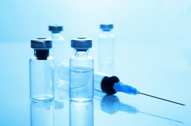 Tıbbi konsept aşı şişesi grip şırıngası iğnesi.