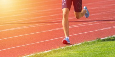 Atletizm adam pist alanında çalışan