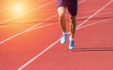 Atletizm adam pist alanında çalışan