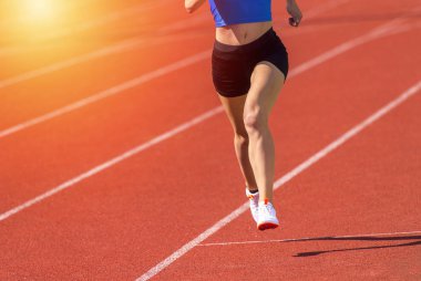 güneşli gün çalışan genç bir sportif kadın