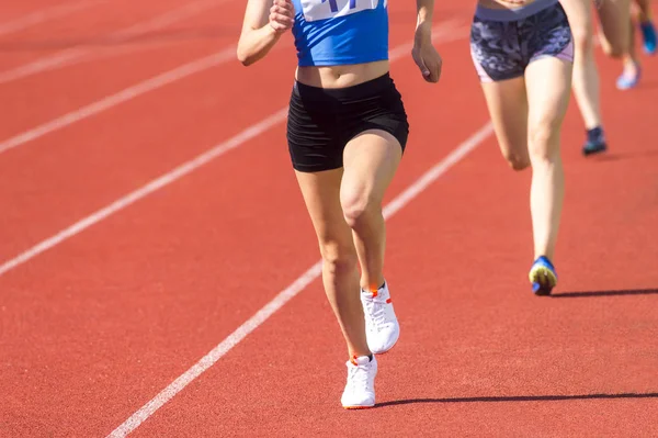 Atletismo pessoas correndo no campo de pista — Fotografia de Stock