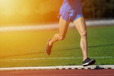 Atletizm adam pist alanında çalışan