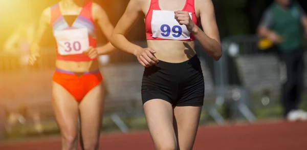 Atléticos corriendo en el campo de atletismo. Día soleado —  Fotos de Stock