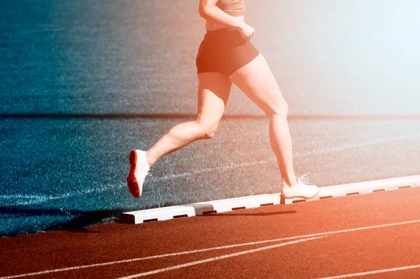 Atletiek vrouw draait op het spoor veld — Stockfoto