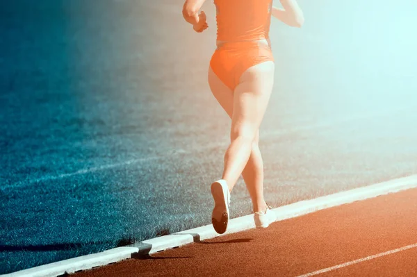 Atletismo mulher correndo no campo de atletismo — Fotografia de Stock