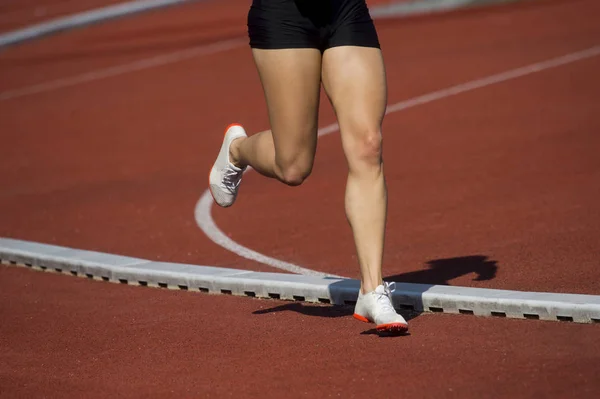 Atletismo mulher correndo no campo de atletismo — Fotografia de Stock