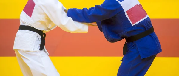 Dois Lutadores Judô Uniforme Branco Azul — Fotografia de Stock