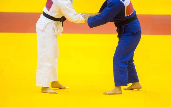 Två Judo Kämpar Vit Och Blå Uniform — Stockfoto