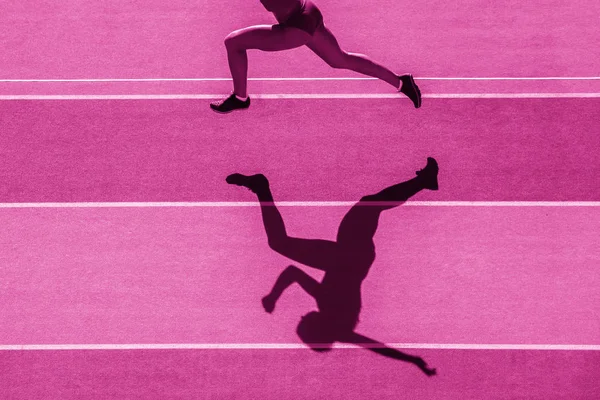 Egy Kaukázusi Runner Kocogó Fut Sziluett Stadion Háttérben Rózsaszínű Színszűrő — Stock Fotó
