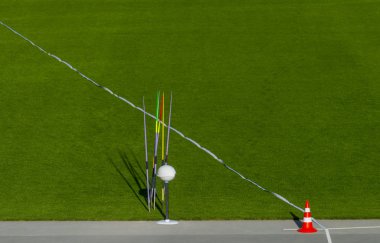 Çim arka plan üzerinde Cirit Atıcı sektör. Atletizm.