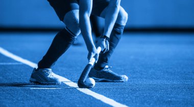 Saha hokeyi oyuncusu, bir takım mat topu geçmeye hazır