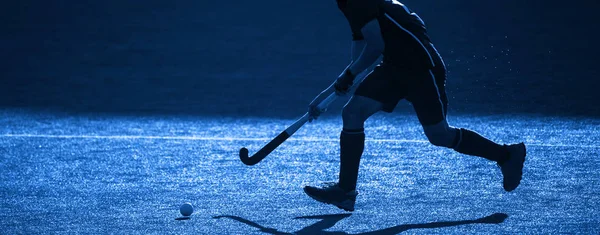 Land Hockey Spelare Väg Att Passera Bollen Blått Filter — Stockfoto