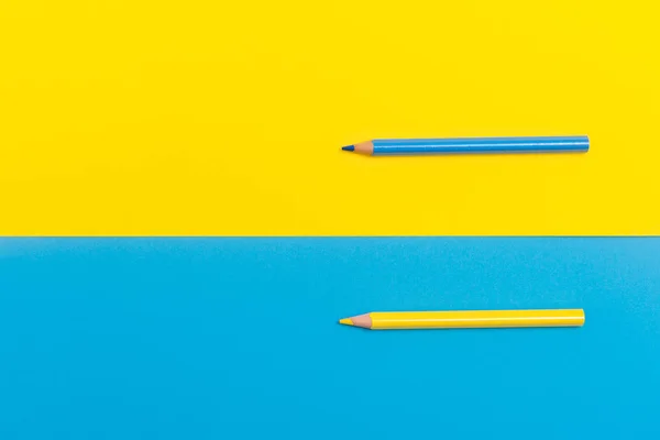 回到酷 铅笔细节 彩色锋利的铅笔细节在一排 隔离在蓝色和Yello — 图库照片