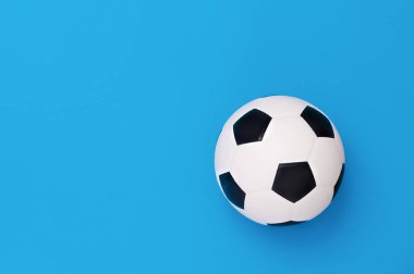 Futbol topu veya futbol mavi arka plan üzerinde