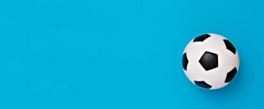 Futbol topu veya futbol mavi arka plan üzerinde