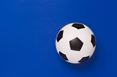 Futbol topu veya futbol mavi arka plan üzerinde