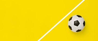 Futbol topu veya futbol sarı arka planda