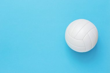 Mavi arka planda voleybol deri top. Kopyalama alanı