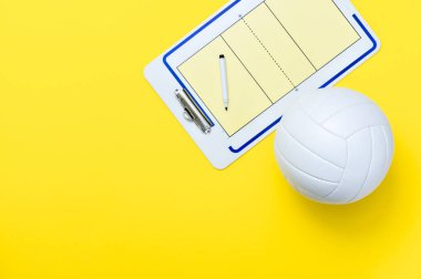 Voleybol ve taktik kurulu sarı arka plan üzerinde marker ile. Üstte görüntü