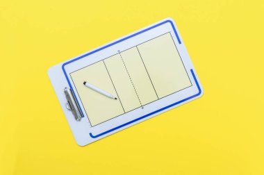 Sarı arka planda işaretli voleybol taktik tahtası. Üstte görüntü