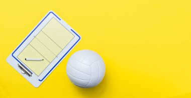 Voleybol ve taktik kurulu sarı arka plan üzerinde marker ile. Üstte görüntü