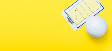 Voleybol ve taktik kurulu sarı arka plan üzerinde marker ile. Üstte görüntü