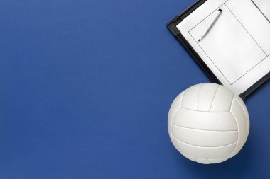 Voleybol ve mavi arka plan üzerinde marker ile taktik kurulu. Üstte görüntü