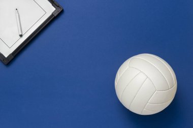 Voleybol ve mavi arka plan üzerinde marker ile taktik kurulu. Üstte görüntü