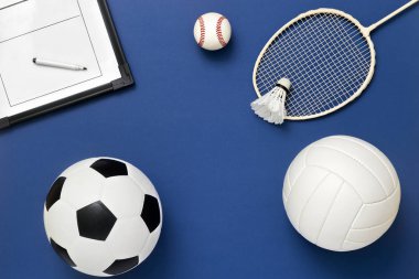 Kopyalama alanı ile mavi bir arka plan üzerinde çeşitli spor ekipmanları