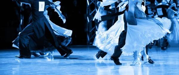 Kvinna och man dansare Latino internationell dans. Blått filter — Stockfoto