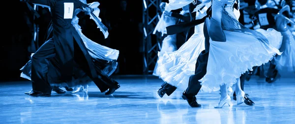 kadın ve erkek dansçı latino uluslararası dans. Mavi filtre