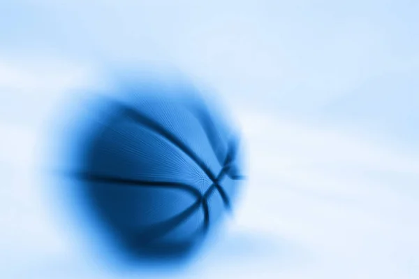 Suddig zoom av Basketball på blå bakgrund — Stockfoto