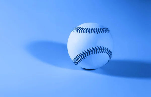 Baseball su sfondo blu e cuciture rosse baseball . — Foto Stock