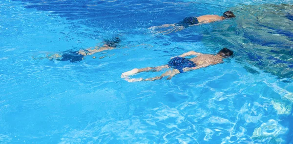 Crianças Felizes Mergulhando Piscina Criança Feliz Está Nadando Piscina — Fotografia de Stock