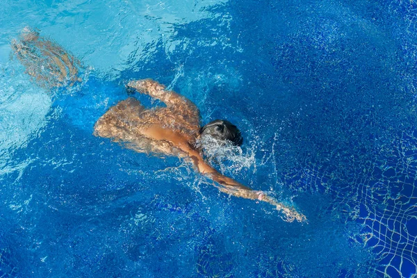 Tauchen Pool Glücklicher Kleiner Junge Verbringt Zeit Pool — Stockfoto