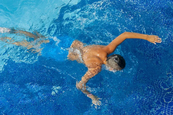 Tauchen Pool Glücklicher Kleiner Junge Verbringt Zeit Pool — Stockfoto